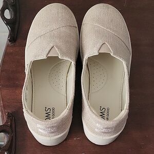 Toms Women's Slip-On Flats in Light Tan Canvas Size 8-